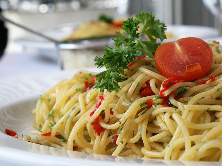 Espaguete servido com tomate e ervas