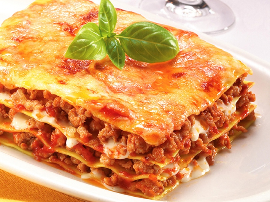 Lasanha gratinada servida no prato